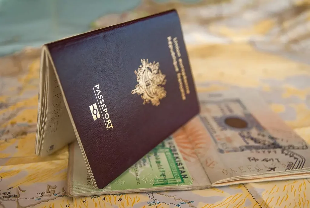 pasaporte encima de un mapa